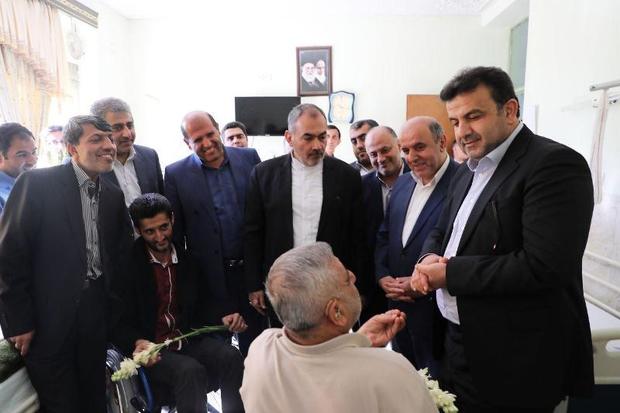 استاندار جدید مازندران در روز نخست کاری به دیدار جانبازان رفت