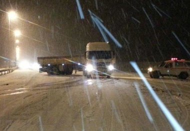 جاده های ایلام لغزنده اند با احتیاط برانید