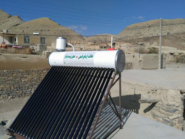 45 دستگاه آبگرمکن خورشیدی در روستای ملاعلی هیرمند توزیع شد