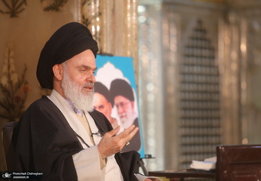 امام جمعه قم: ملت ایران دشمنی‌های آمریکا را فراموش نخواهد کرد/هدف دشمن ایجاد فاصله میان مردم و دین، گسترش لاابالی‌گری و تغییر ارزش‌هاست/ خیابان‌ها و فضای عمومی باید بازتاب‌دهنده روحیه انقلابی و ارزش‌های اسلامی باشد،نه آنکه تحت تأثیر الگوهای غربی قرار گیرد