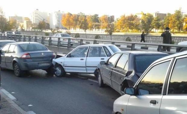 تصادف زنجیره ای در جاده زرین شهر به فولادشهر 14 مصدوم داشت