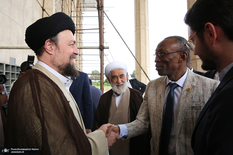 ادای احترام نخست وزیر بورکینافاسو و هیأت همراه نسبت به مقام شامخ بنیان‌گذار جمهوری اسلامی ایران