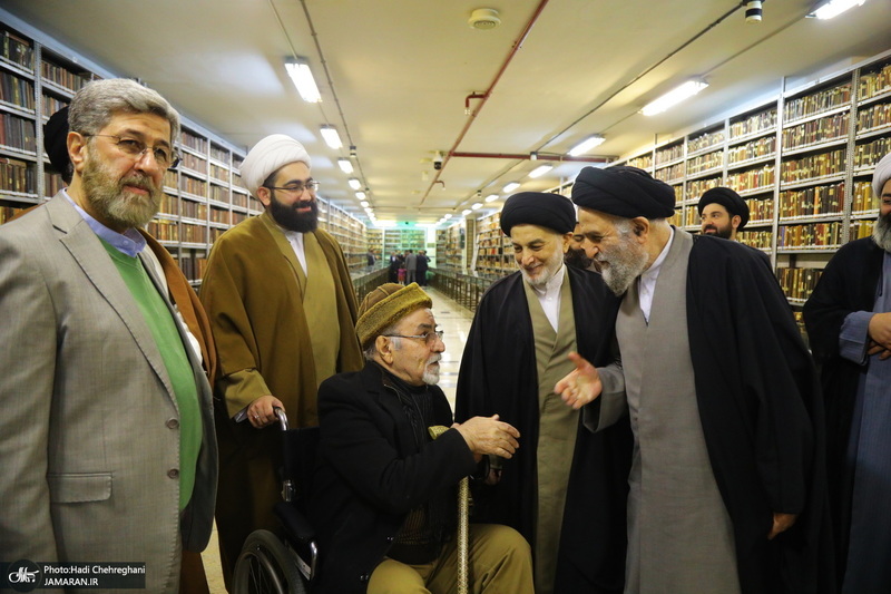 مراسم اهدای نسخه‌های خطی کتابخانه مرحوم آیت الله شاه آبادی به کتابخانه مرحوم آیت الله العظمی مرعشی نجفی