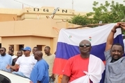  نمازگزاران نیجری با اهتزاز پرچم روسیه نماز جمعه را در مسجد قذافی اقامه کردند+عکس