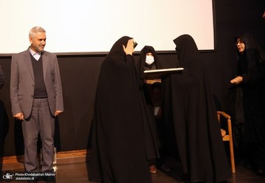 هدیه دادن مادران شهدا به عروس امام (س)/ تصاویر