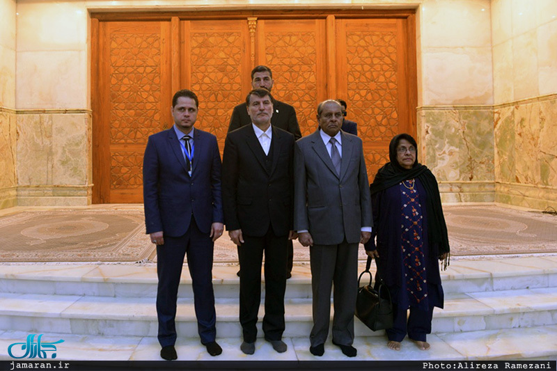 ادای احترام تیلاک مارا پانا وزیر امور خارجه سریلانکا نسبت به امام 