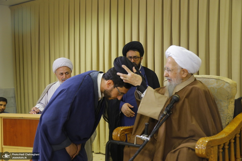 عمامه گذاری طلاب در روز میلاد پیامبر اکرم (ص) و امام صادق (ع) توسط مراجع تقلید