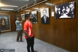 بازدید جمعی از وکلا و مسئولین دادگستری کشور سریلانکا از بیت امام خمینی (س) در جماران