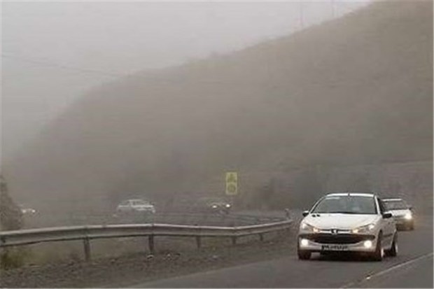 جاده های همدان بر اثر بارش باران لغزنده شد