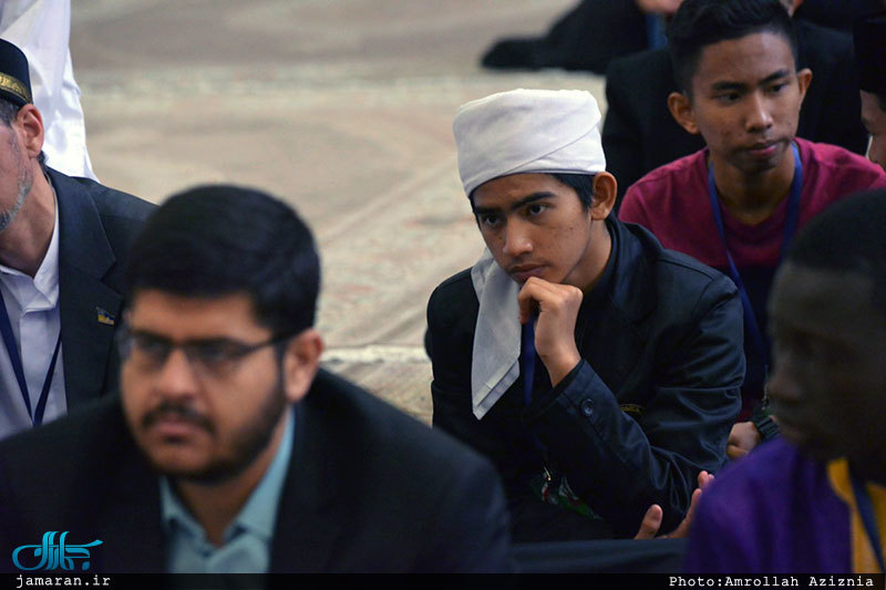 ادای احترام شرکت کنندگان در سی و چهارمین دوره مسابقات قرآن کریم به مقام امام خمینی(س)