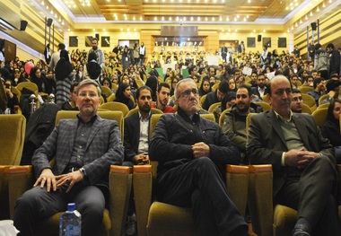 پزشکیان: ما نتوانسته ایم بسیاری از بندهای قانون اساسی را عملی کنیم /
 شکوری راد : رابطه ما با روحانی، انتقاد و اتحاد است/ واعظی جلوی ارتباط ما را با دفتر رئیس‌جمهور بسته است