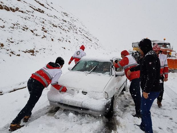 امدادرسانی به 300 خودروی گرفتار در برف و کولاک سلسله