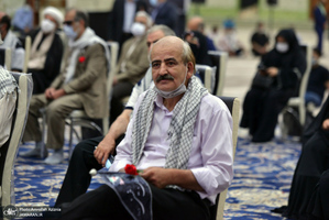 تجدید میثاق جمعی از خانواده های معظم شهدا، جانبازان، ایثار گران و رئیس و کارکنان بنیاد شهید با آرمان های حضرت امام(س)