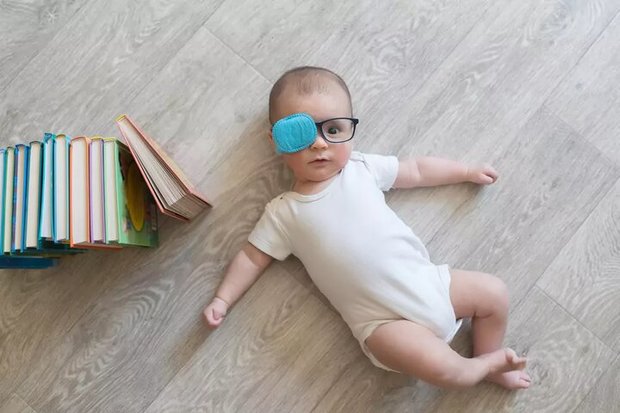 هشدار به کودکانی که بیش از حد از موبایل استفاده می کنند