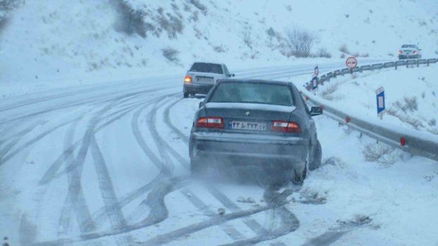 تردد در اکثر محورهای استان گیلان با زنجیر چرخ امکان پذیر است