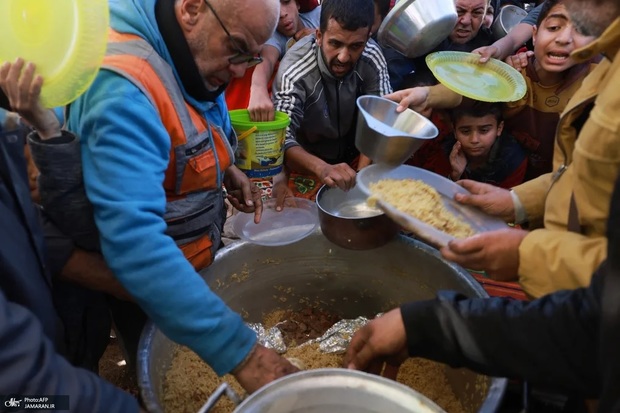 گزارش CNN از نوار غزه : مردم گرسنه در میان آوارها به دنبال غذا می گردند/ نظم اجتماعی در حال فروپاشی است/ مردم به اینترنت برای اسکن اعلامیه های اسرائیل دسترسی ندارند