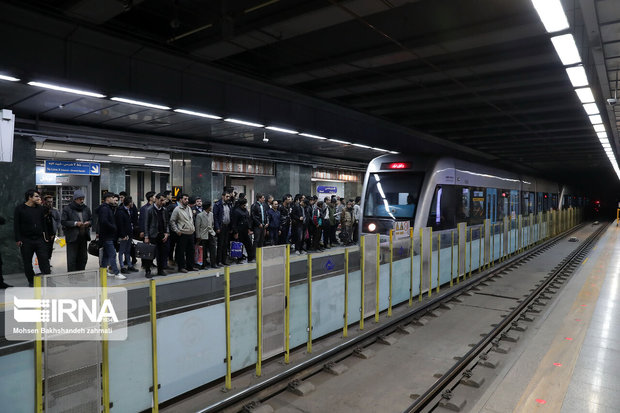 دوشنبه شلوغ خط چهار متروی تهران