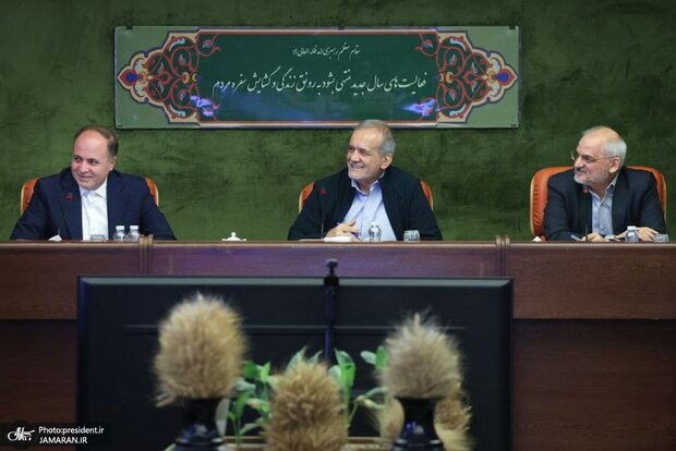 حضور پزشکیان در وزارت جهاد کشاورزی در روزی که شایعه استعفای نوری قزلجه مطرح شد/ رئیس جمهور: دولت از مدیران منتخب برآمده از روند کارشناسی قاطعانه حمایت می‌کند/ اصلاح شیوه تخصیص ارز ترجیحی با هدف حمایت مستقیم از مصرف‌کنندگان اجرا می‌شود