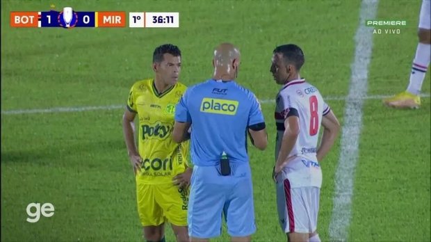 تغییر نتیجه بازی به خاطر دست‌شویی رفتن داور چهارم!