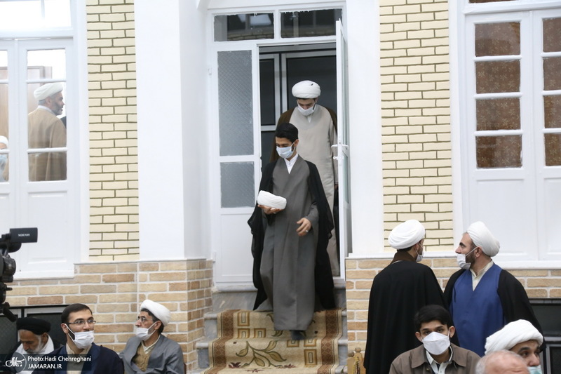 مراسم عمامه گذاری طلاب توسط آیت الله شبیری زنجانی در شب ولادت حضرت زهرا(س)