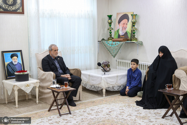 پزشکیان با خانواده شهدای خدمت دیدار کرد + عکس ها