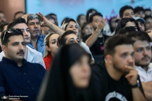 تماشای مسابقه فوتبال ایران و زلاندنو در باغ کتاب