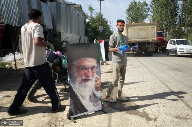 توزیع آب و شربت نذری برای حمایت از مردم غزه در کشمیر