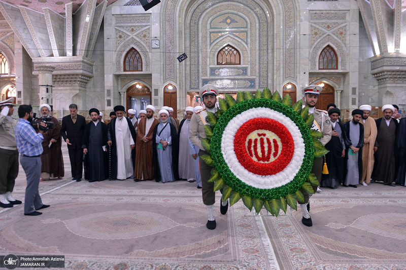 ادای احترام جمعی از طلاب حوزه علمیه نجف اشرف به مقام شامخ امام خمینی (س)