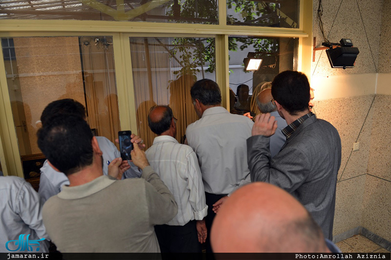 بازدید جمعی از کار کنان حرم امام(س) از حسینیه جماران