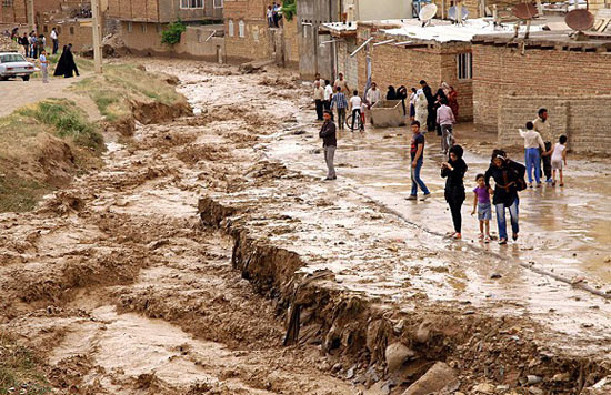 ادامه جستجوها برای یافتن مفقودین سیل  بررسی برآورد هزینه‌ها با حضور استاندار