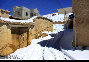 برف تردد در روستاهای آذربایجان شرقی را کند کرد