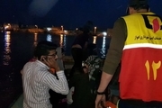 انتقال سیل زدگان روستای ابودبس با قایق های سازمان آتش نشانی اهواز
