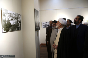 بازدید آیت الله دری نجف آبادی از نمایشگاه عکس امام دل‌ها‎