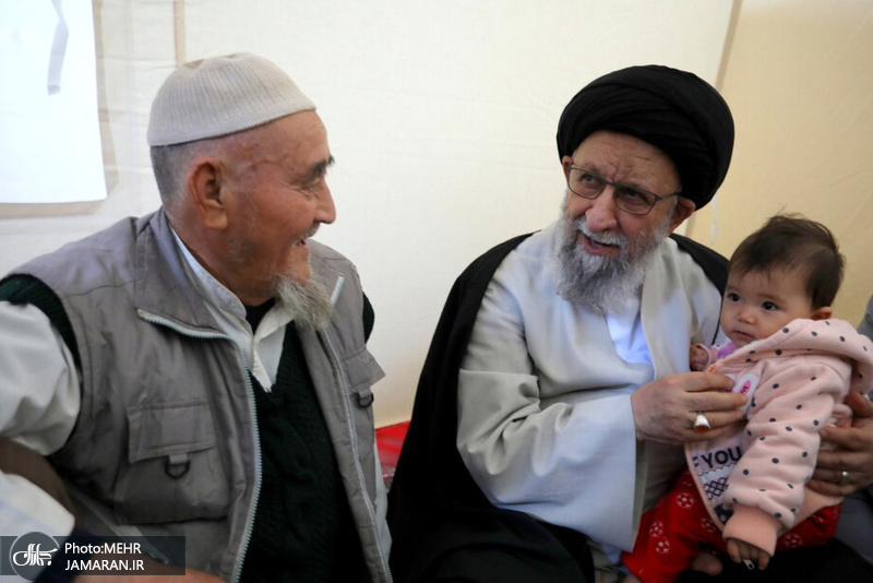 حضور آیت الله نورمفیدی در  محل اسکان موقت سیل زدگان
