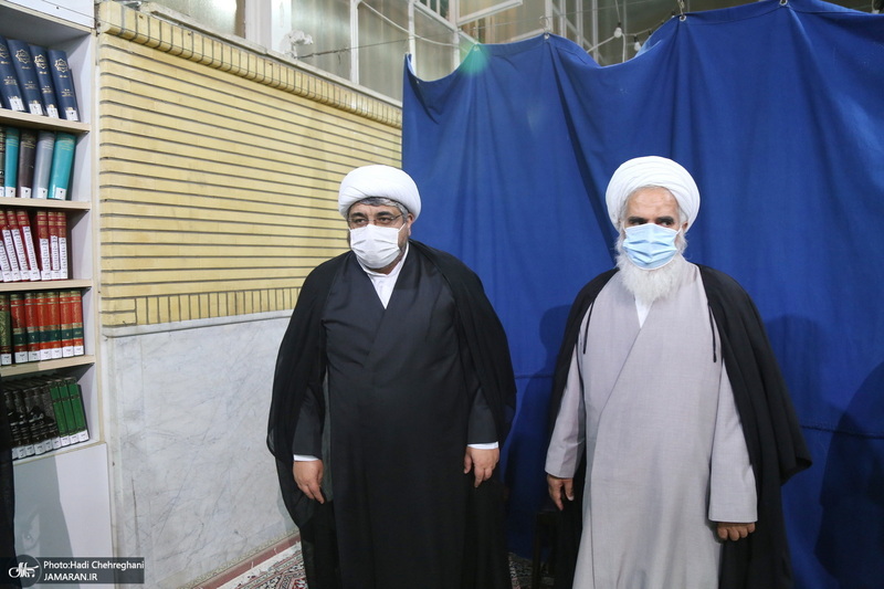 رونمایی از کتاب های «المکاسب المحرمه» و«ملحق العروه الوثقی» تالیف آیت الله العظمی صانعی(ره)