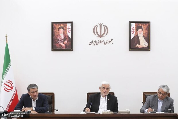 عارف: امروز بیش از هر زمان به رفاقت ملی نیاز داریم/ رقابت اقتصادی عامل اصلاح قیمت‌ها و ارتقای کیفیت است/ تا زمانی که مطالبات شرکت‌ها از سوی دولت پرداخت نشده، بانک‌ها نباید بابت تأخیر در بازپرداخت اقساط، آن‌ها را مشمول جریمه دیرکرد کنند 