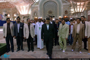 ادای احترام شرکت کنندگان در سی و چهارمین دوره مسابقات قرآن کریم به مقام امام خمینی(س)
