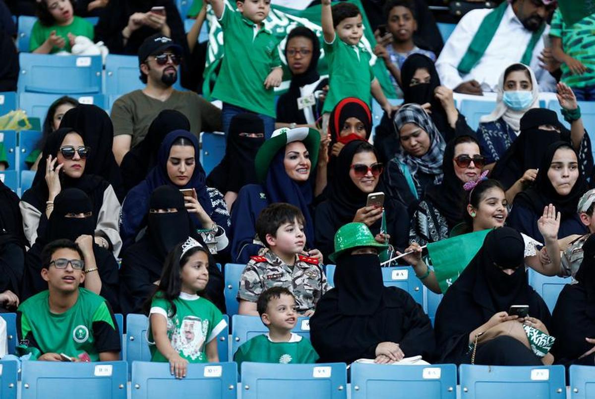 ورود زنان عربستانی به ورزشگاه/ فیلم