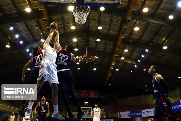 بسکتبالیست‌های کرمانی در خانه بردند