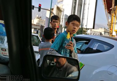 ضدعفونی کردن دستان کودکان کار توسط مامور یگان امداد تهران بزرگ