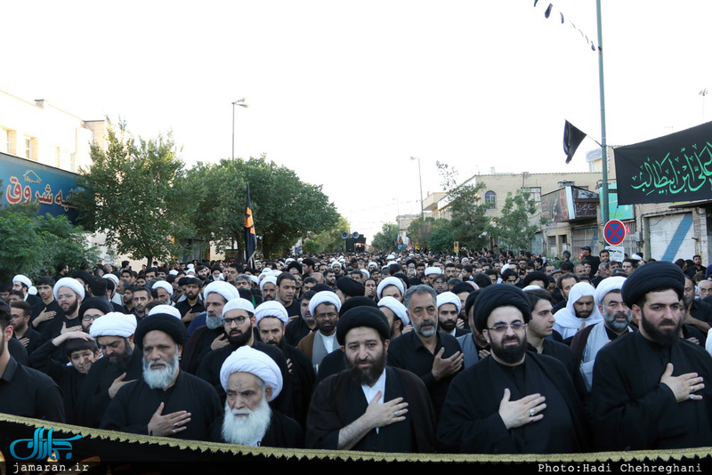 پیاده روی آیت الله العظمی وحید خراسانی به سمت حرم حضرت معصومه(س)