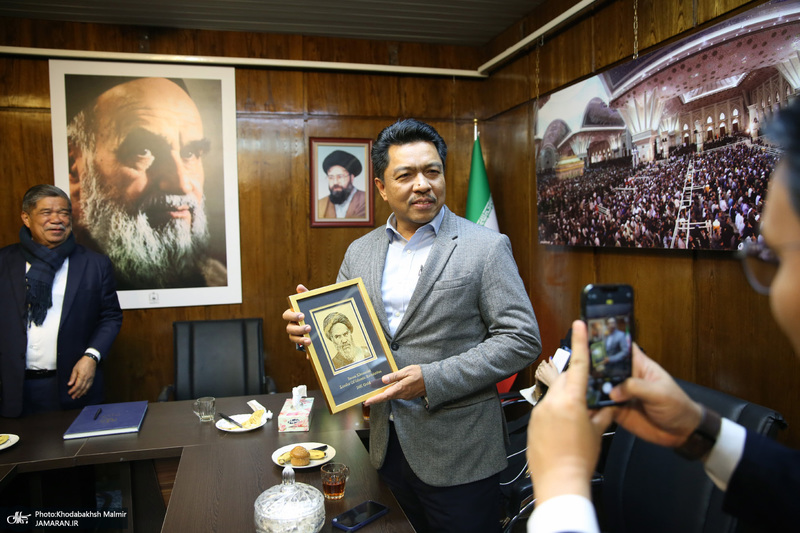 بازدید محمد بن سیو وزیر کشاورزی  و امنیت غذایی کشور مالزی از  بیت امام خمینی (س) در جماران