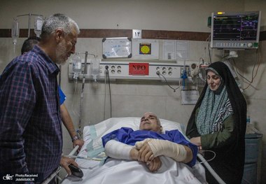 عیادت امیر دریادار سیاری از مجروحان و جانبازان تحت درمان ارتش در جنگ تحمیلی ۱۲ روزه