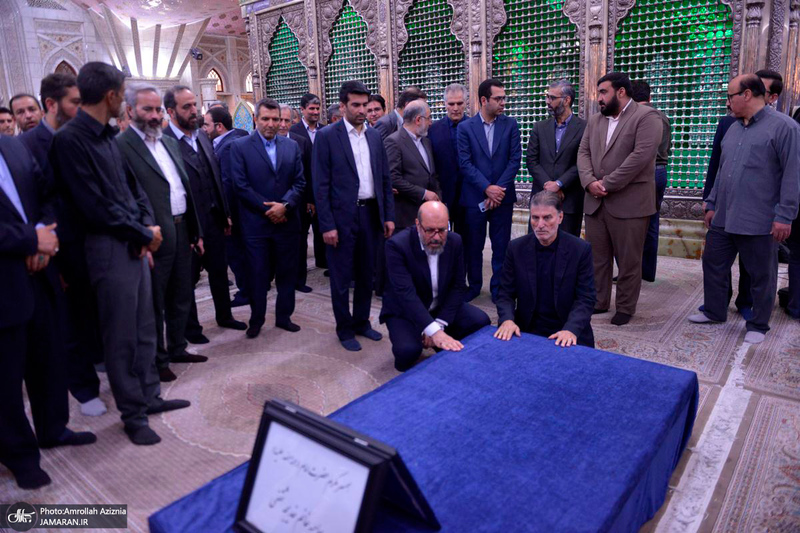 تجدید میثاق رئیس و جمعی از کارکنان بنیاد مستضعفان با آرمان های حضرت امام خمینی (س)