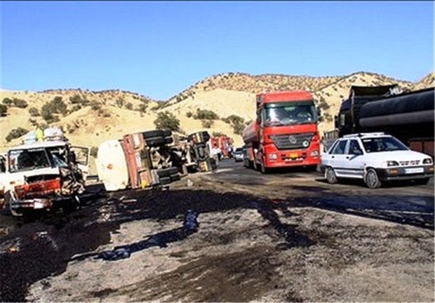 واژگونی نفت کش عراقی جاده پلدختر - دره شهر را بست