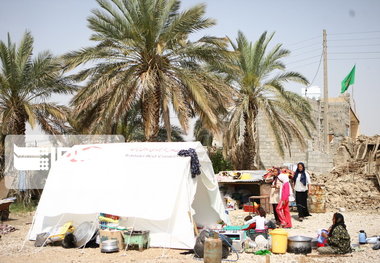 کار نصب ۱۶۰ دستگاه چادر در روستای رودبار کنچی بستک هرمزگان آغاز شد