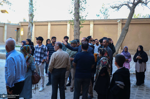 بازدید جمعی از دانشجویان خارجی دانشگاه علوم پزشکی اراک از بیت و زادگاه حضرت امام خمینی (س)