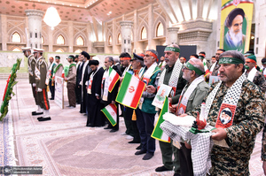 عطرافشانی حرم امام خمینی(س) توسط بسیجیان کاشانی