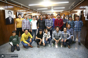 بازدید جمعی از دانش آموزان و مهمانان خارجی از بیت امام خمینی (س) در جماران