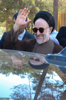 حضور سید محمد خاتمی بر مزار آیت الله سید روح الله خاتمی (ره)